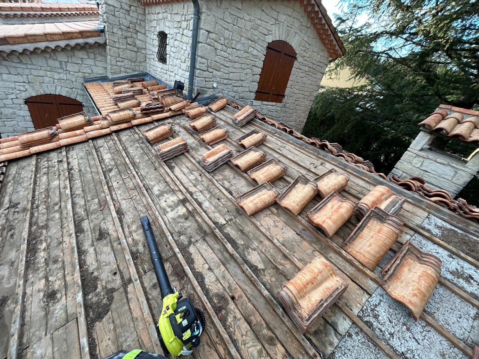 Liteaunage et tuiles déposées lors d'une réfection de toiture
